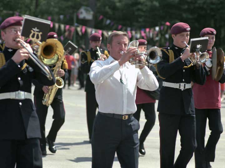 Roy Castle leads a Parachute Regiment band